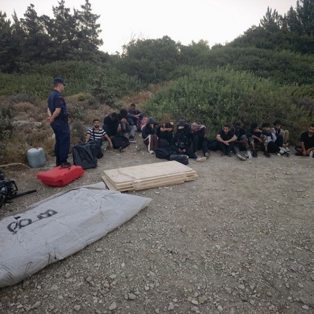 Çeşme'de 16 düzensiz göçmen yakalandı