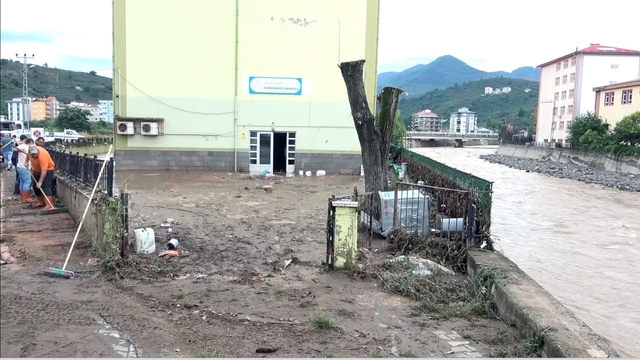 Giresun'da sel suları çekildi, geriye çamuru kaldı
Giresun merkeze bağlı Duroğlu beldesi ile Keşap ilçesinde sel ve su baskınları sonrasında sular çekilince temizlik çalışmaları başladı