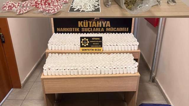 Kütahya'da uyuşturucu operasyonları: 106 bin sentetik ecza ele geçirildi
