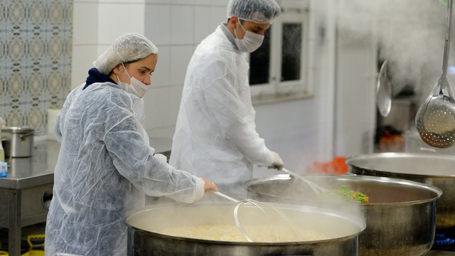 Muratpaşa'da ihtiyaç sahiplerine her gün sıcak yemek