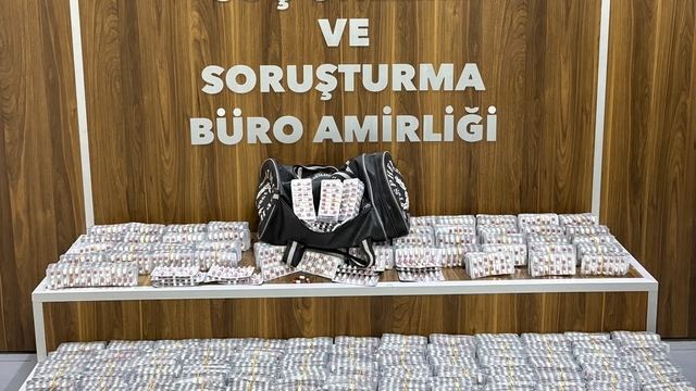 İzmir'de zehir tacirlerine operasyon: 9 bin uyuşturucu hap ele geçirildi