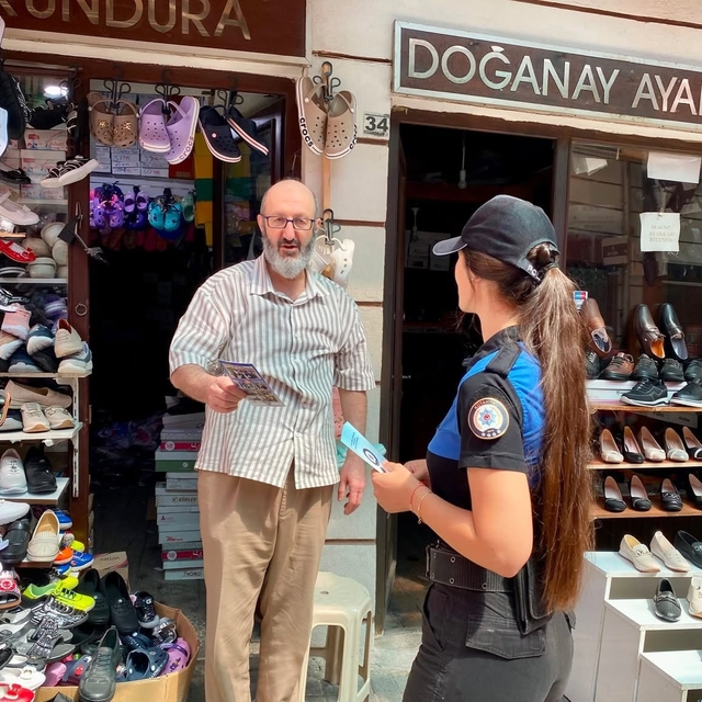 Kütahya'da polis ekipleri vatandaşları telefon dolandırıcılığına karşı uyar...
