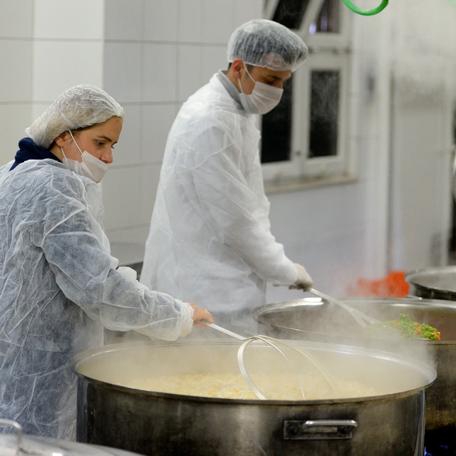 Muratpaşa'da ihtiyaç sahiplerine her gün sıcak yemek