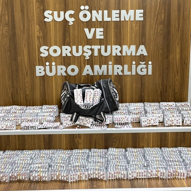 İzmir'de zehir tacirlerine operasyon: 9 bin uyuşturucu hap ele geçirildi