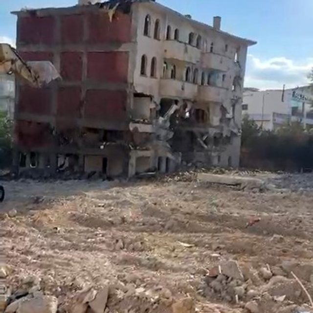 Elazığ'da 5 katlı bina iş makinesinin tek dokunuşuyla yıkıldı