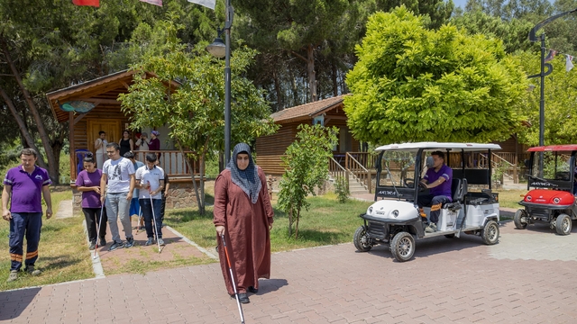 Mersin'de görme engelliler doğayla iç içe keyifli bir gün geçirdi