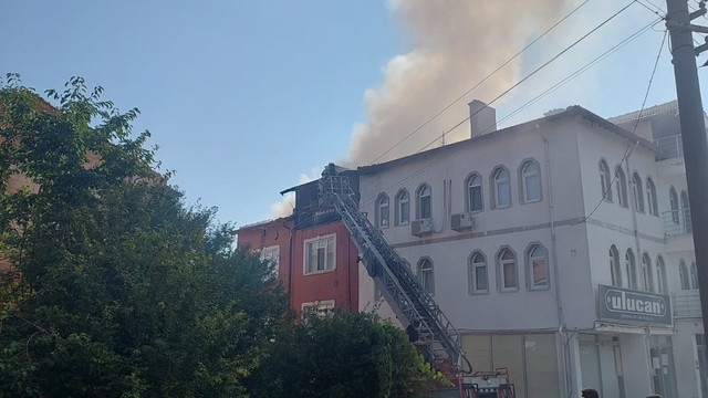 Kütahya'da 3 katlı binanın çatısında yangın