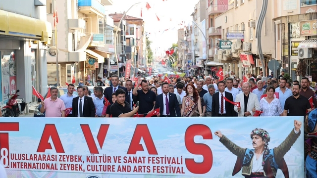 Tavas'da zeybekli festival
Denizli 8. Tavas Zeybek, Kültür ve Sanat Festivali kortej yürüyüşüyle başladı