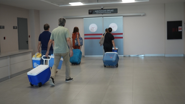 21 yaşında hayata veda etti, organları 7 hayata umut olacak
Trafik kazasında hayatını kaybeden gencin kalbi, karaciğeri, 2 böbreği, pankreası ve 2 korneası, ailesi tarafından bağışlandı