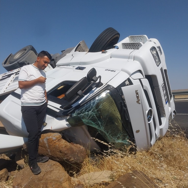 Mobilya yüklü tır devrildi, sürücü hafif yaralandı