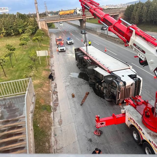 TIR devrildi, trafikte aksamalar yaşandı