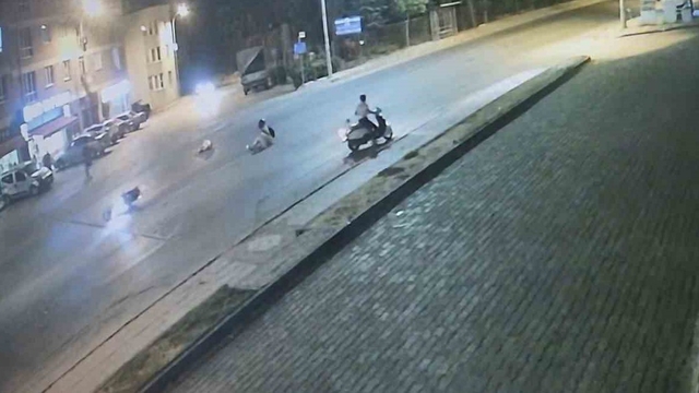 Motosikletin çarptığı 16 yaşındaki kız yoğun bakımda, acılı baba yola çözüm bekliyor
Birsen Nisa'nın acılı babası Ümit Güllü:
"Burada hız limiti 50 olmasına rağmen araçlar 90-100 kilometre hızla geçiyor"
"Daha önce defalarca şikâyet ettik, başvuruda bulunduk ama ne yazık ki yetkililer duyarsız kalmaktadır"
"Benim kızım şu anda yoğun bakımda yaşam mücadelesi veriyor, durumu çok ağır"