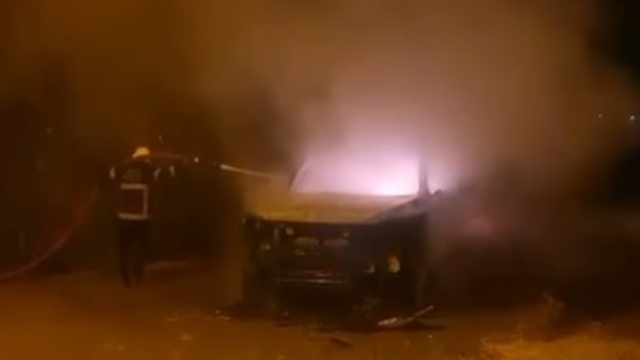 Kamyonetini ve evini ateşe veren mimar, yangında öldü