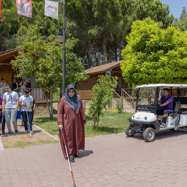 Mersin'de görme engelliler doğayla iç içe keyifli bir gün geçirdi
