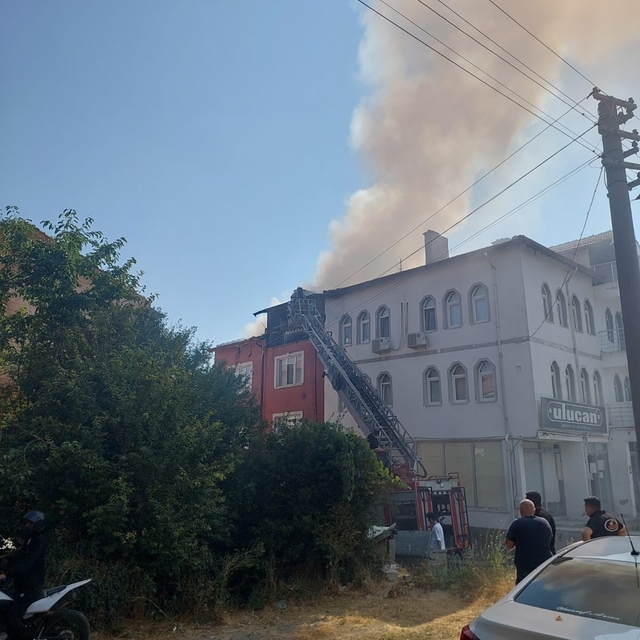 Kütahya'da 3 katlı binanın çatısında yangın