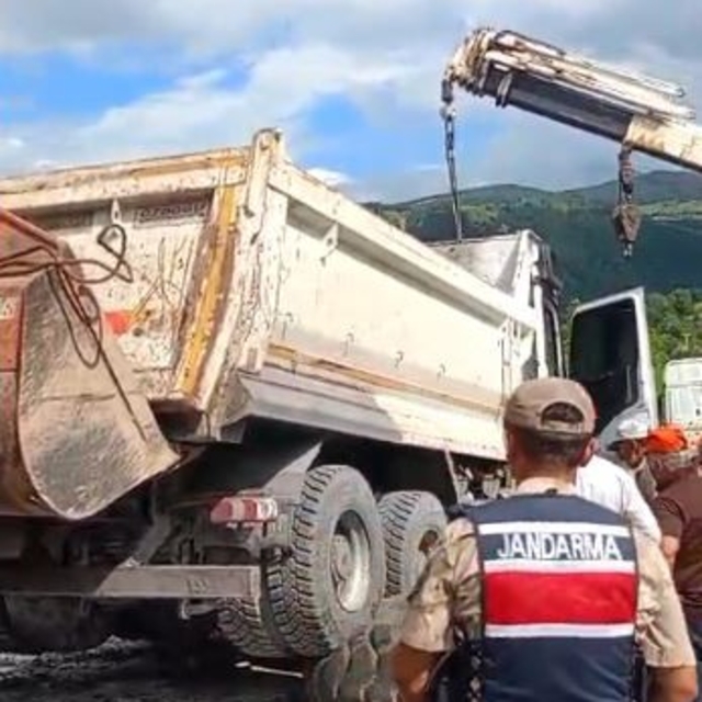 Asfalt yüklü kamyon devrildi: Ardahan-Posof karayolunu kısa süreliğine ulaş...