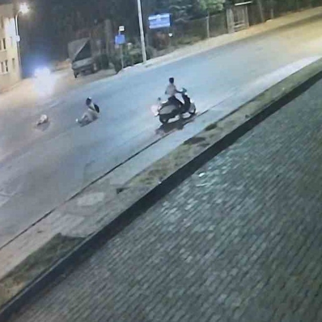 Motosikletin çarptığı 16 yaşındaki kız yoğun bakımda, acılı baba yola çözüm...