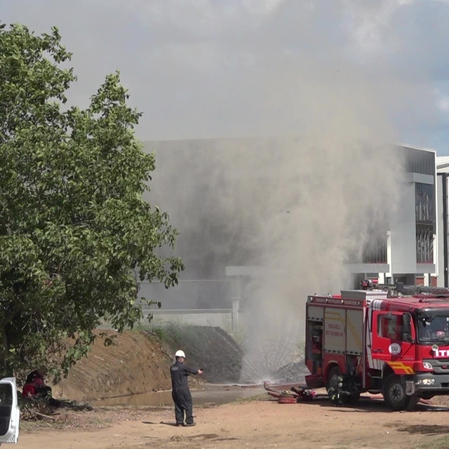 Kocaeli'de doğal gaz borusu delindi: Gaz metrelerce havaya yükseldi