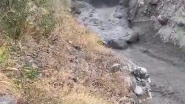 Tunceli'de heyelan anı kameralara yansıdı