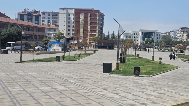 Elazığ'da sıcaklar cadde ve sokakları tenhalaştırdı