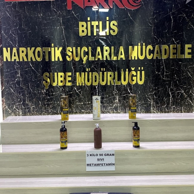 Şampuan şişelerine gizlediği sıvı metamfetaminle yakalanan şüpheli tutuklan...