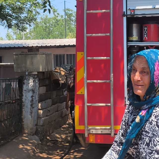 Uzaklaştırma kararını duyan yaşlı adam evi yakmaya çalıştı, karısı 10'uncu...