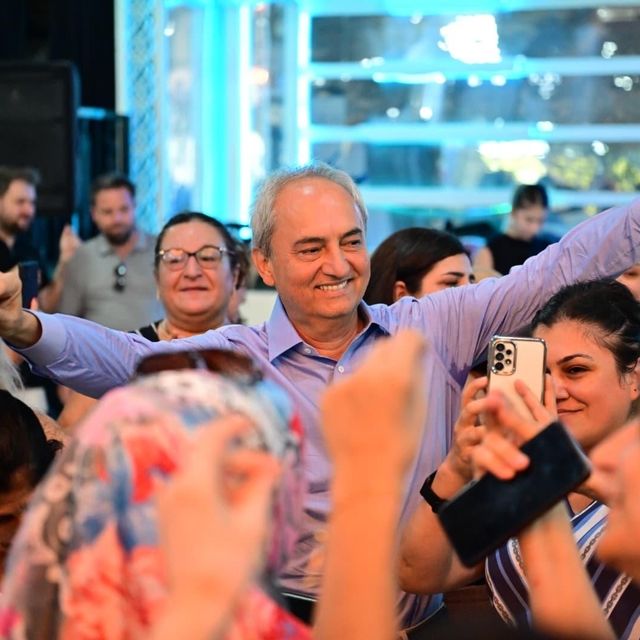 Kocagöz, kadınların matine coşkusuna ortak oldu