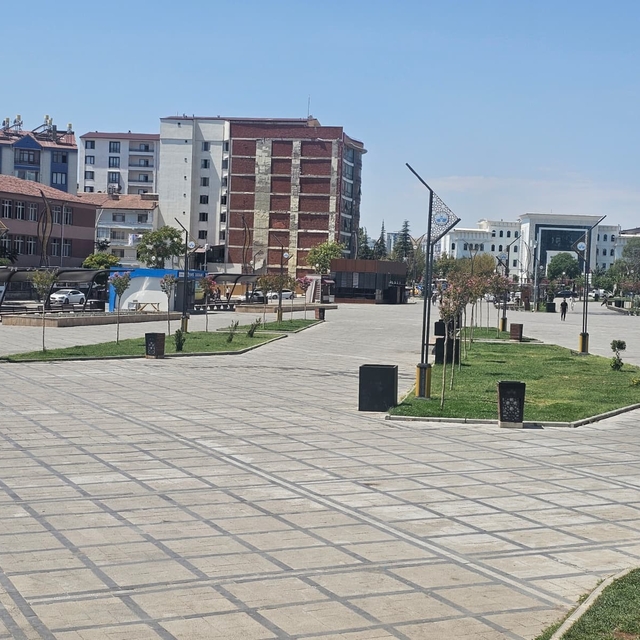 Elazığ'da sıcaklar cadde ve sokakları tenhalaştırdı