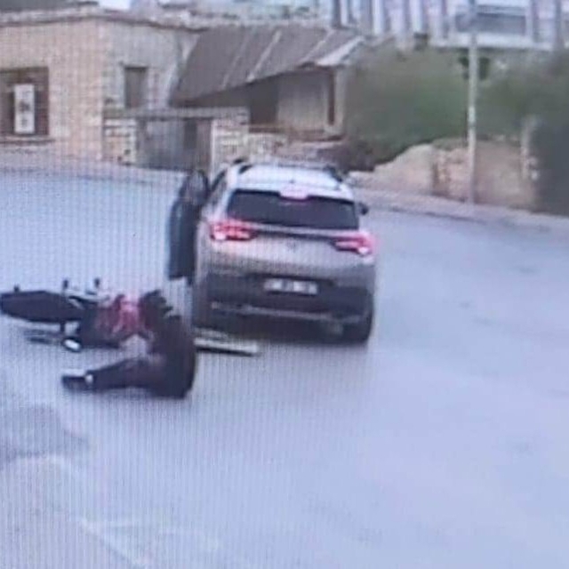 Mersin'de otomobil ile motosiklet çarpıştı: 1 yaralı
Kaza anı güvenlik kame...