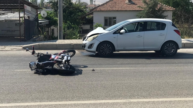 Otomobilin çarptığı motosikletin sürücüsü ağır yaralandı