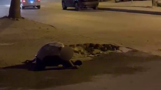 Madde bağımlısı olduğu iddia edilen şahıs sokak ortasında yığılıp kaldı