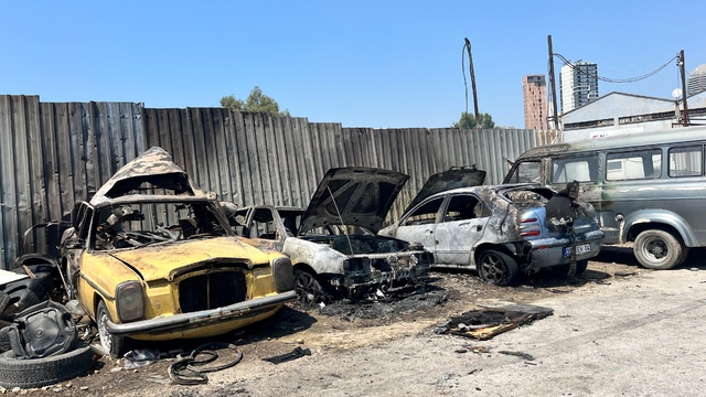 Otomobil yangını diğer araçlara sıçradı: 4 araç küle döndü
