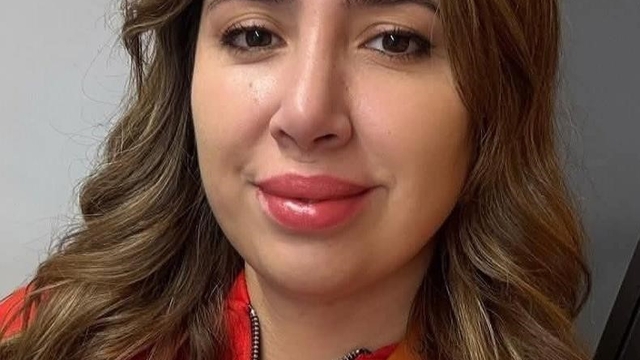 Gölette aracıyla ölü bulunan Elif Kumal davasında yeni itiraz
Erkek arkadaşı hakkında takipsizlik verilmesi üzerine Kumal'ın ailesi, ölümle ilgili Bandırma Sulh Ceza Hakimliği'ne gönderilmek üzere Erdek Cumhuriyet Başsavcılığı'na itirazda bulundu
Elif Kumal'ın yengesi Fatma Kumal:
"Olay detaylıca araştırılıp incelenmedi. Çelişkiler ve gizli kalan yönler araştırılmalı ve olay aydınlatılmalı"
"Birlikte kamp yaptığı arkadaşı gölet çevresine arama için gelindiğinde neden araçtan inmedi? Akıllı saatindeki nabız hızı 184'e ulaştı. Olay ve nedenleri iyice sorgulanmalı"
"Kardeşimiz sosyal ve sevilen mutlu bir kişiydi. İntihar ettiğini düşünmüyoruz"