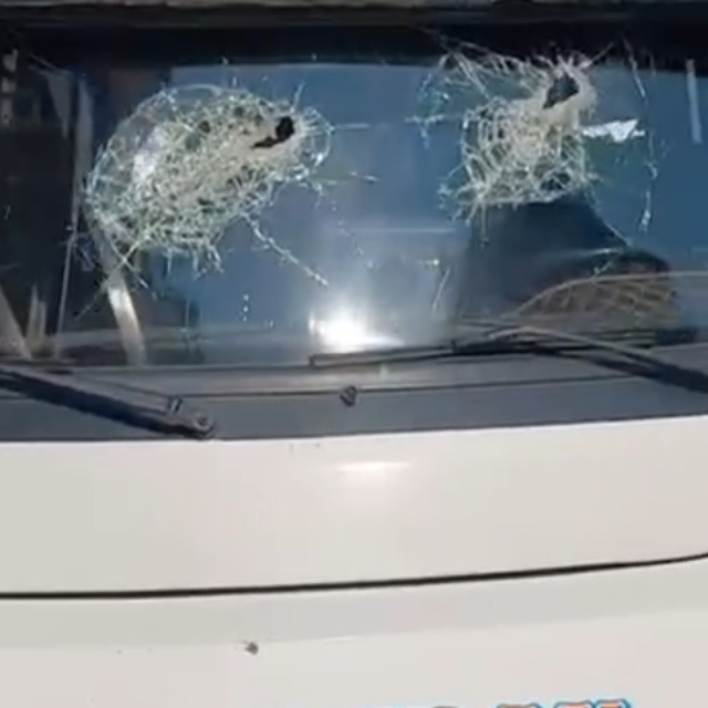 Tartıştığı dolmuş şoförünü darbedip, aracının camlarını sopayla kırdı