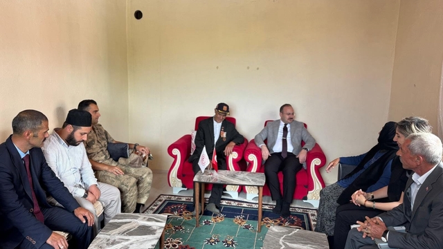 Arpaçay Kaymakamı Güvenç, Kıbrıs Gazisi Şimşir'i evinde ziyaret etti