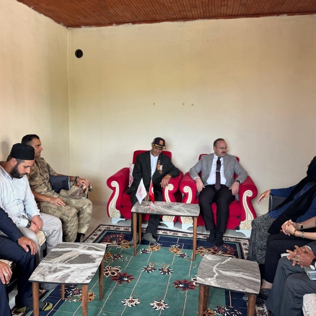 Arpaçay Kaymakamı Güvenç, Kıbrıs Gazisi Şimşir'i evinde ziyaret etti