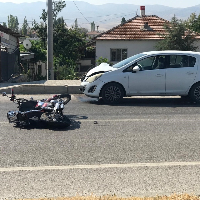 Otomobilin çarptığı motosikletin sürücüsü ağır yaralandı