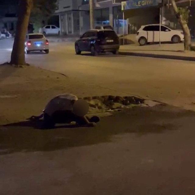 Madde bağımlısı olduğu iddia edilen şahıs sokak ortasında yığılıp kaldı