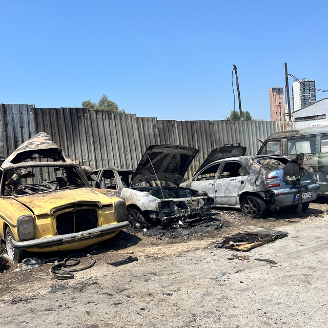 Otomobil yangını diğer araçlara sıçradı: 4 araç küle döndü