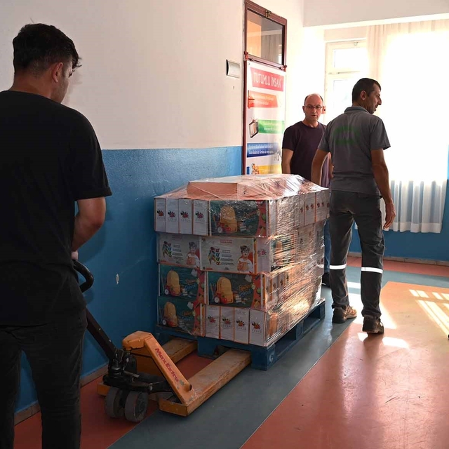 Kemer'de kırtasiye malzemelerinin dağıtımı devam ediyor