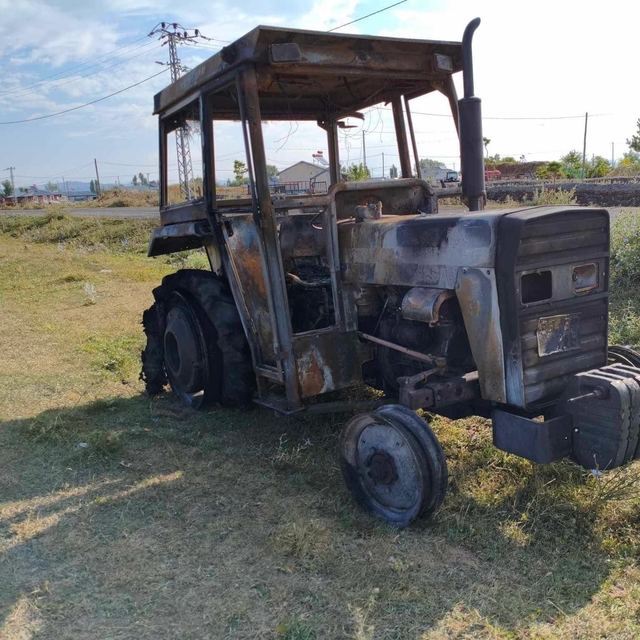 Kars'ta traktör alev alev yandı
