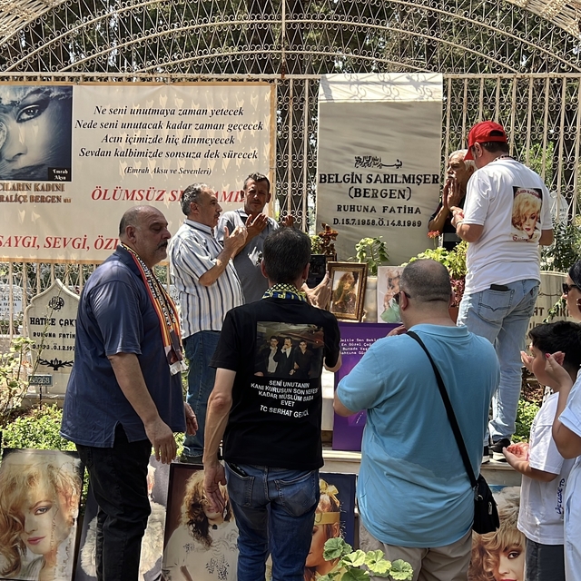 Şarkıcı Bergen, ölüm yıl dönümünde mezarı başında anıldı