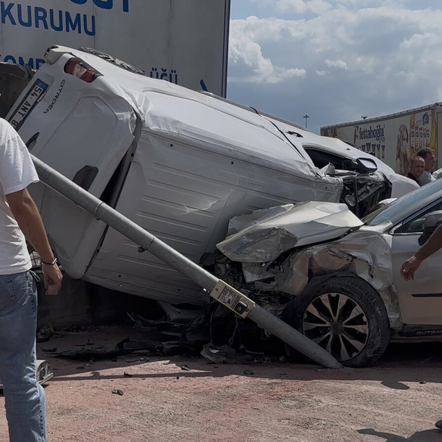 Araçlar birbirine girdi: Yan yatan panelvan, duvar ile SUV arasında kaldı