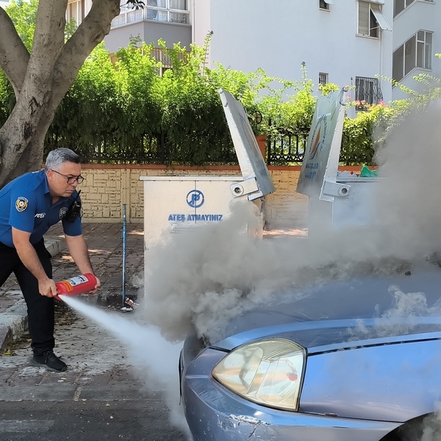 Yanan araca bahçe hortumu ve yangın tüpü ile müdahale ettiler