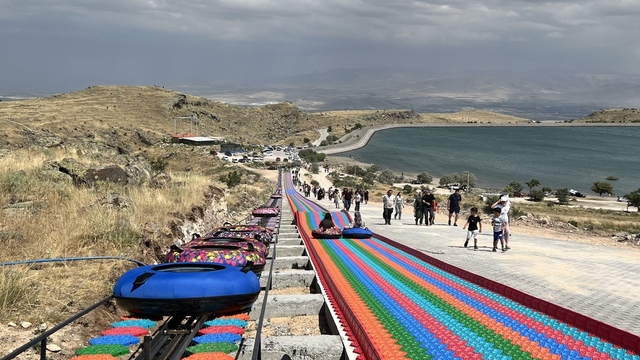Niğde'deki renkli kaydırağa rekor ilgi