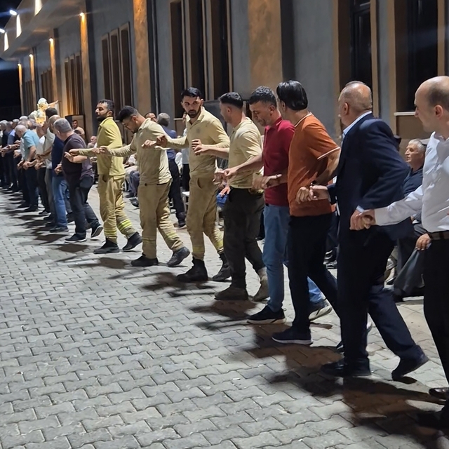 Orman ekipleri, yangını söndürdükten sonra düğünde halay çekti