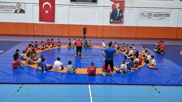 Sivas'ta minik güreşçiler için gelişim kampı başladı