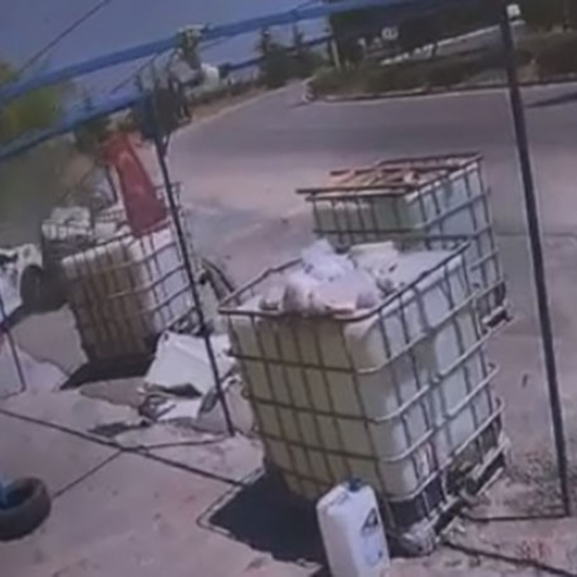 Virajı alamayan otomobil dükkana daldı