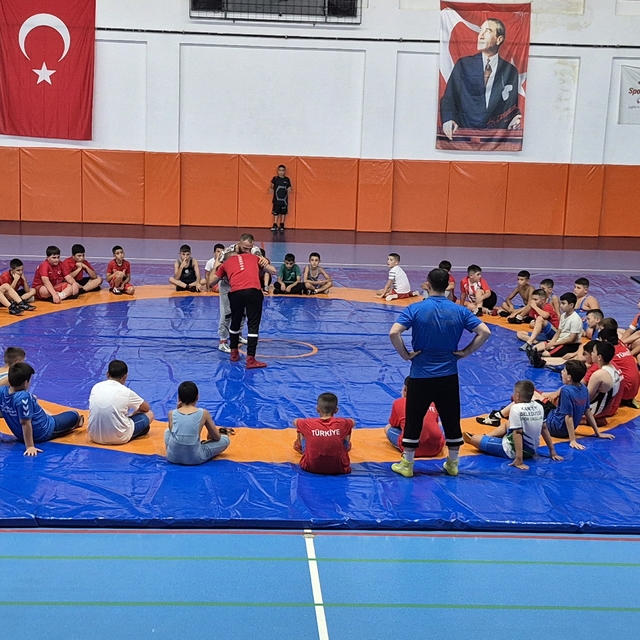Sivas'ta minik güreşçiler için gelişim kampı başladı