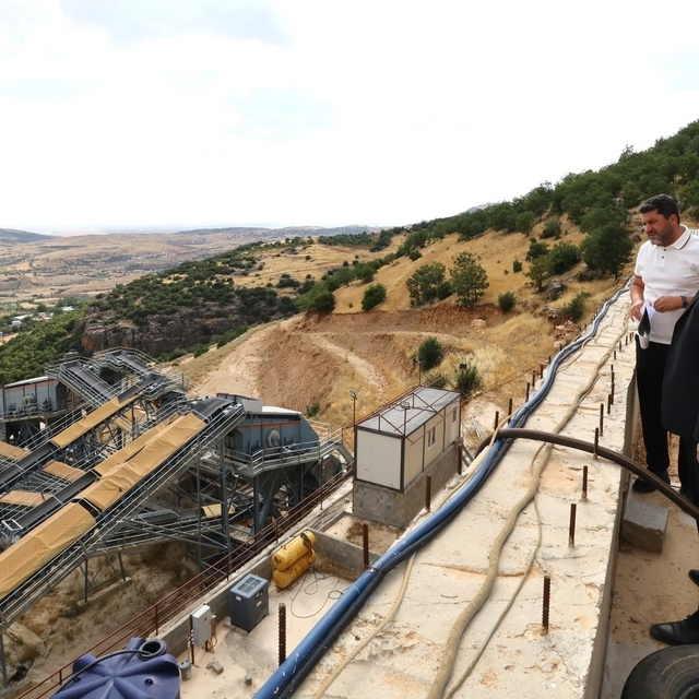 Vali Küçük, taş kırma ve eleme tesisinde incelemelerde bulundu